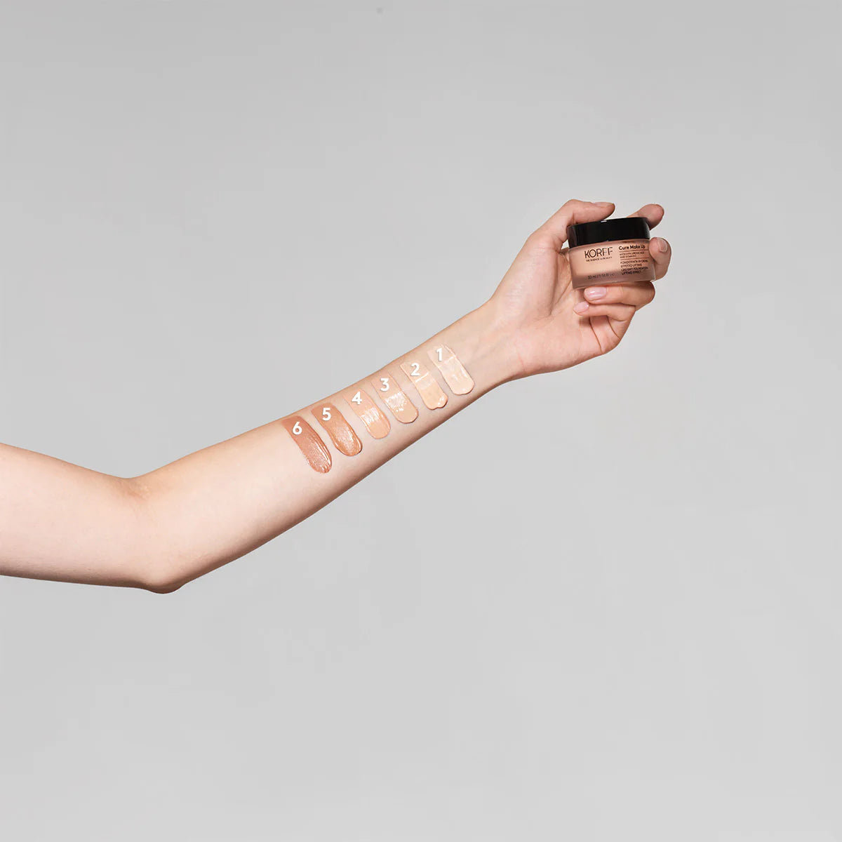 Korff Cure Make Up Creamy Foundation Lifting Effect 02 + Brush, Radiant & Lifting Coverage, 30 Ml